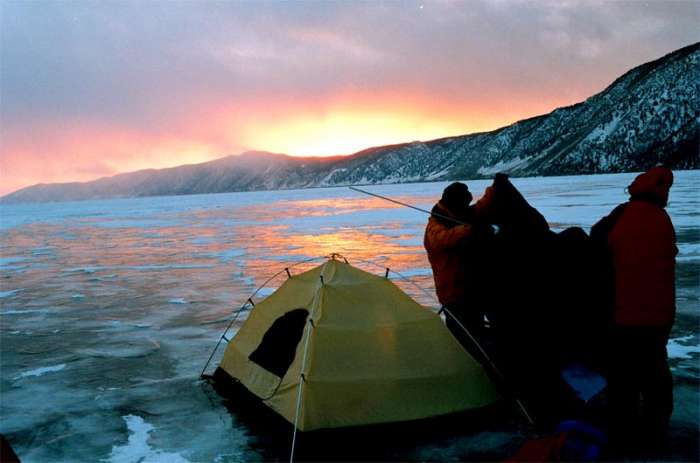 Установка палатки на льду.
